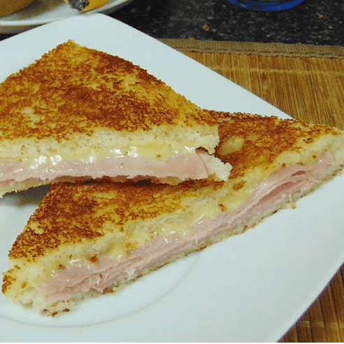 Sándwich Mixto con Pollo, Jamón y Queso