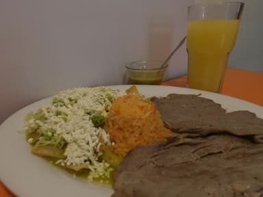 Chilaquiles Milanesa de Pollo