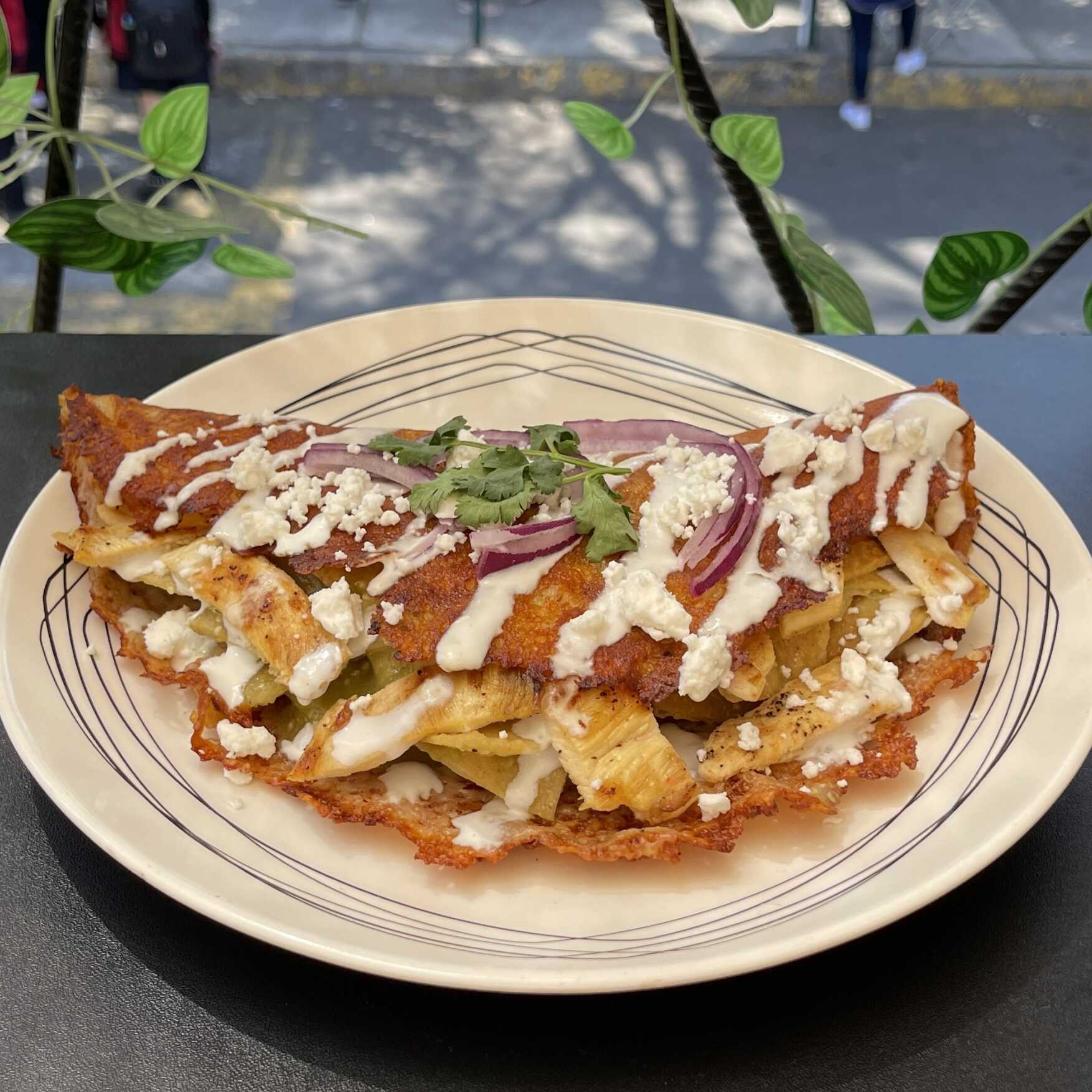 Costra de Queso con Chilaquiles