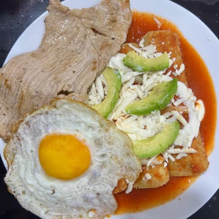 Enchiladas Rojas con Bistec y Un Huevo