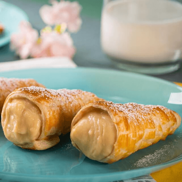 CONO DE HOJALDRE RELLENO DE CREMA PASTELERA