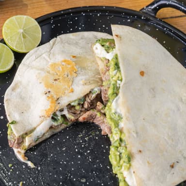 GRINGA DE BISTEC CON GUACAMOLE