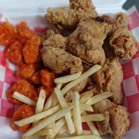 10 Alitas con Salsa Bufalo y Papas Fritas