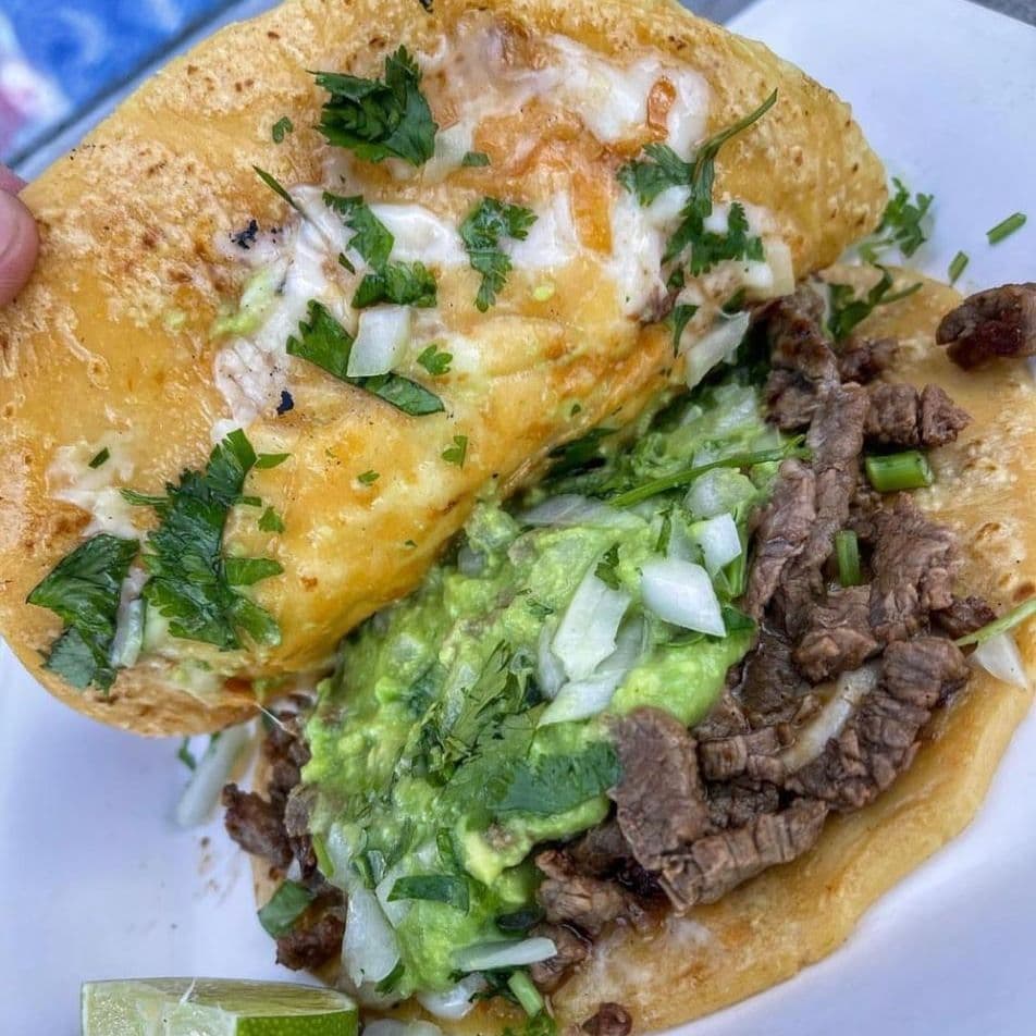 Quesadilla de maíz con asada y guacamole