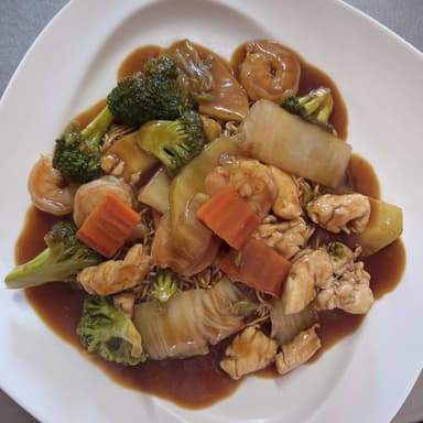 38. Chop Suey en Salsa con Pollo y Camarones Medio