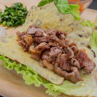 Taco de bistec con queso en hoja de lechuga