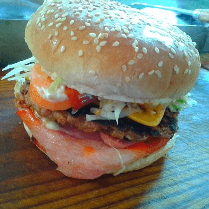 HAMBURGUESA CON PAPAS Y REFRESCO