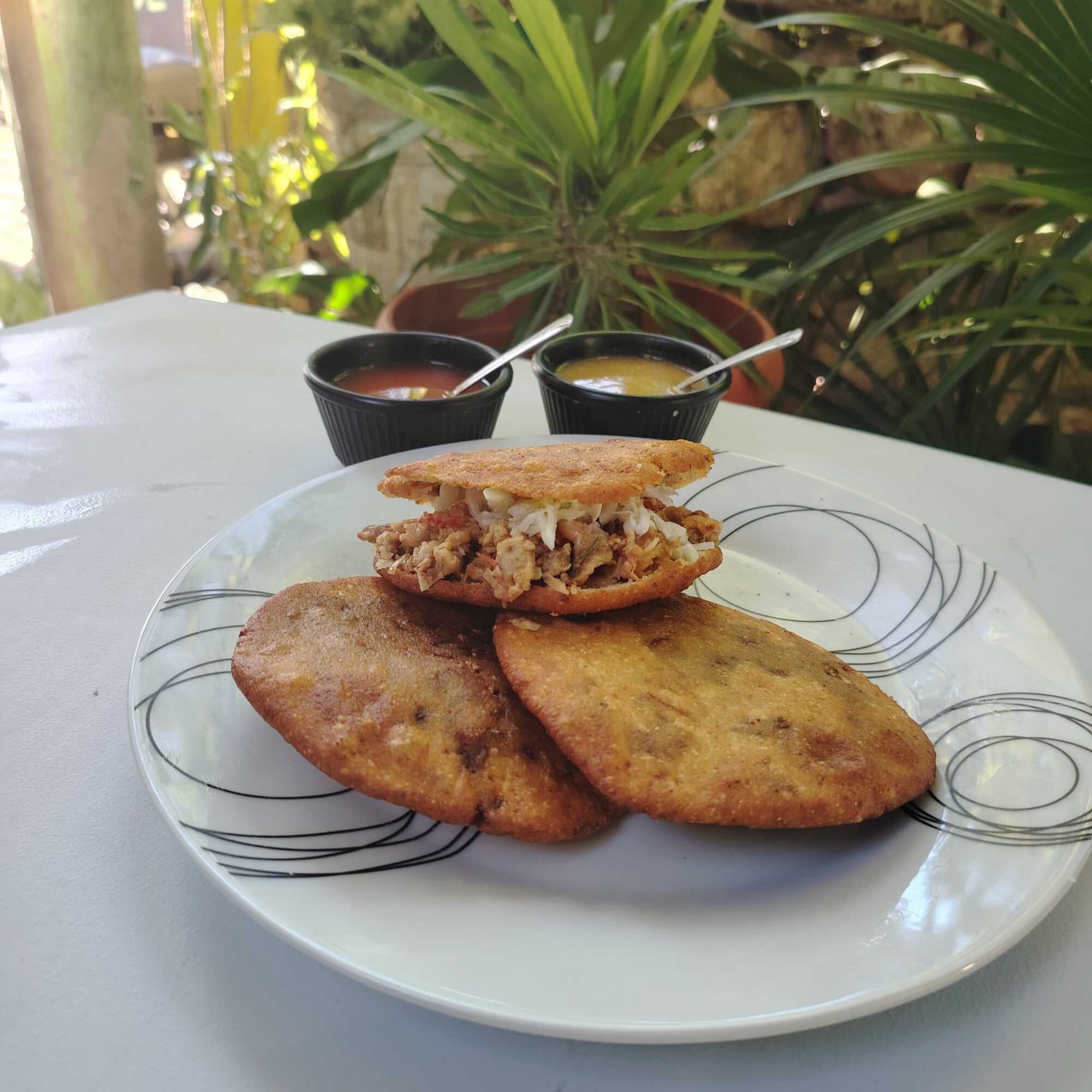 Gordita de Puyul Rellena de Chicharrón