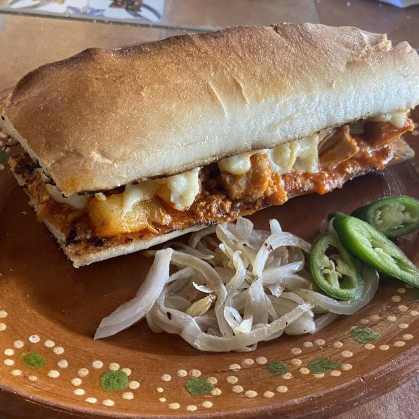 Combo- 2 Tortas Pierna Especial + 1 Agua de Litro