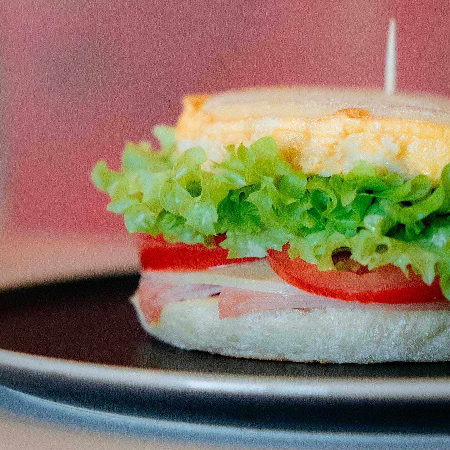 English Muffin con huevo y jamón