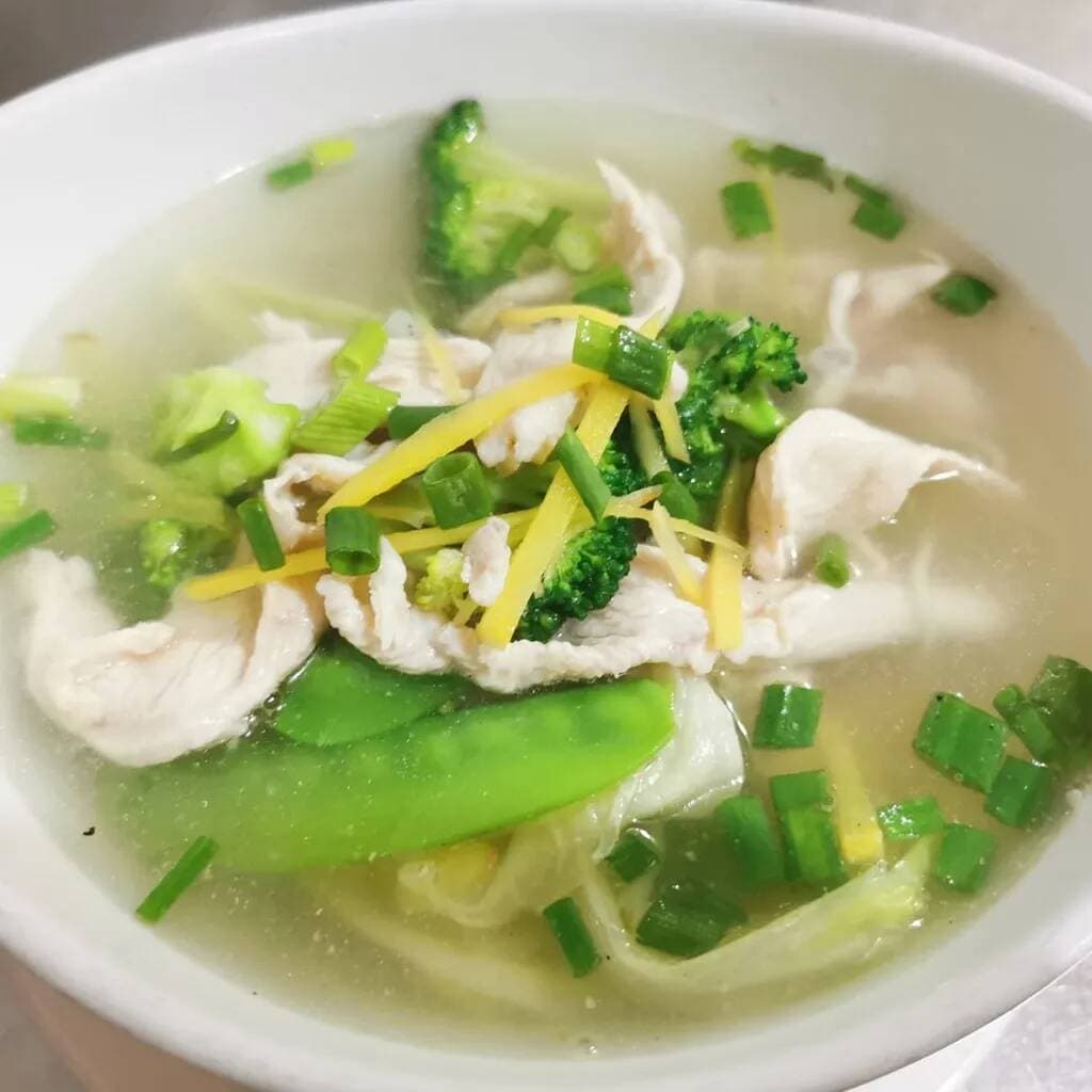 Caldo de Pollo con Kion