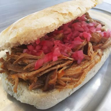 Torta de Cochinita pibil con cebolla curtido