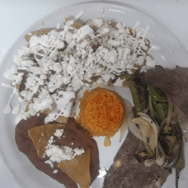 Chilaquiles con Bistec de Res