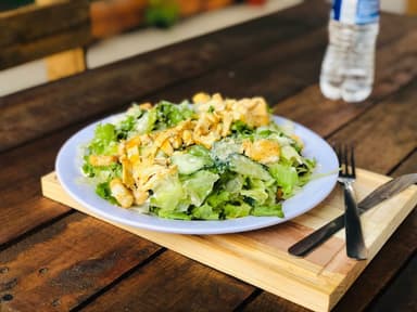 Ensalada Cesar con Pollo Empanizado y Late Frio 1L