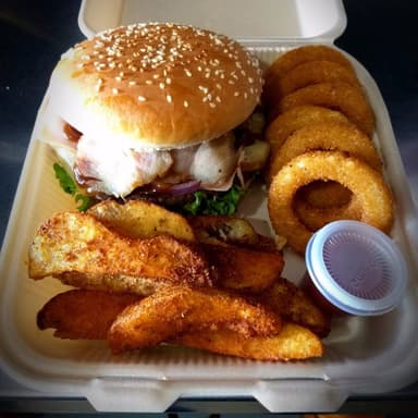 Burger BBQ+  6 Aros de Cebolla+ Papas Gajo