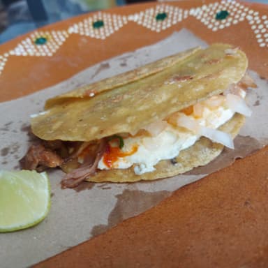 Quesadilla de carnitas surtida maiz