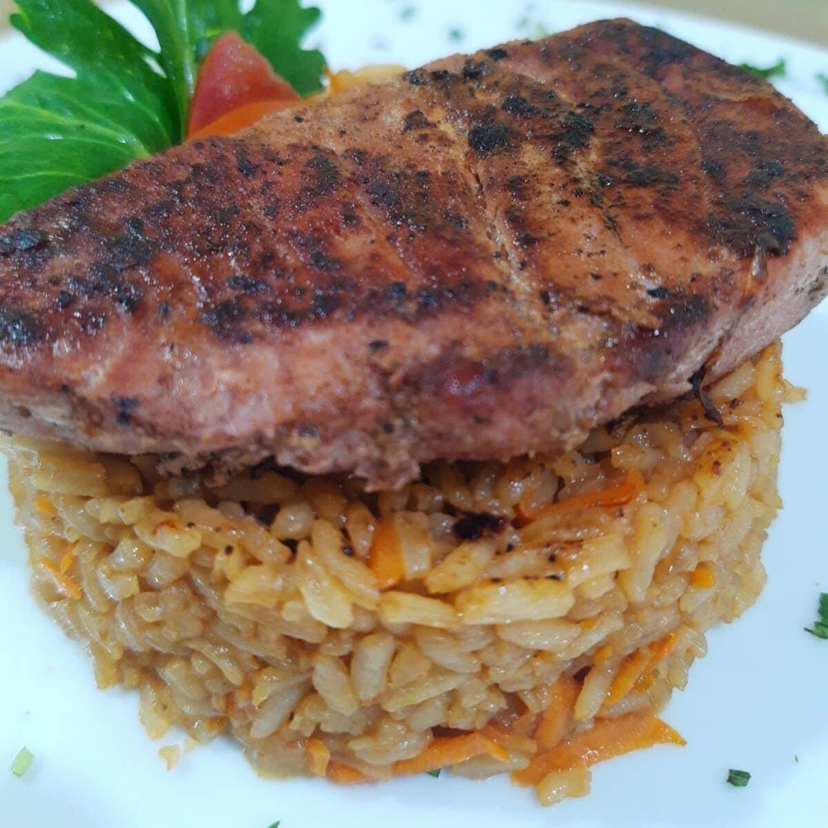 Medallón de Atún con Arroz Almendrado