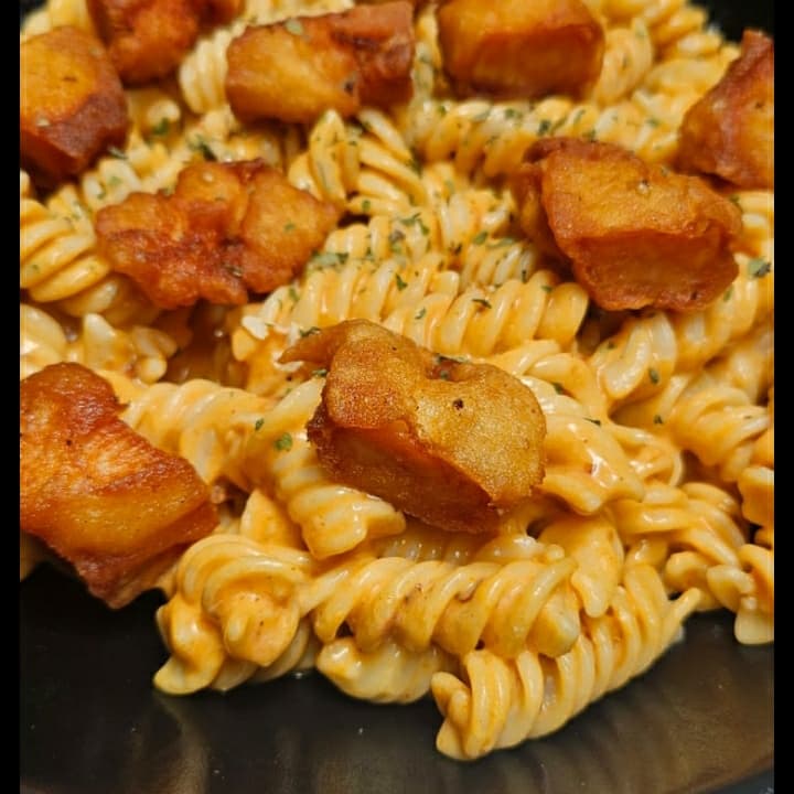 Pasta Alfredo Chipotle con Pollo Crispy para 2