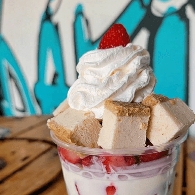 FRESAS CON CREMA Y PAY DE QUESO