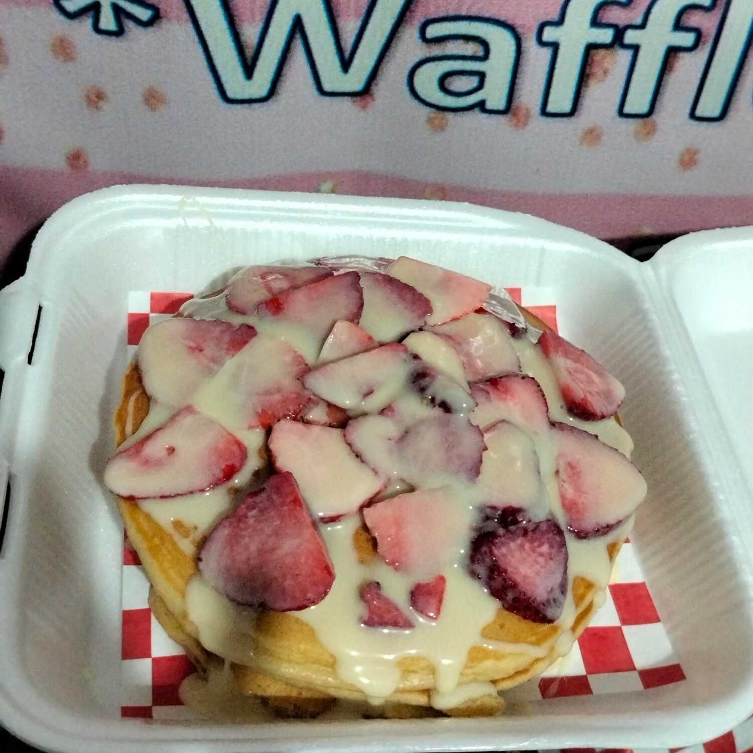 HOTCAKES FRESA CON LECHERA(3 PIEZAS )