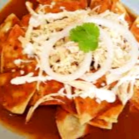 CHILAQUILES VERDES O ROJOS CON POLLO