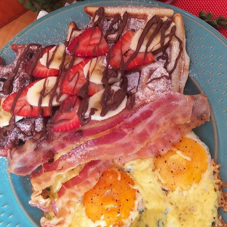 Wafles Dulces con Huevo y Tocino