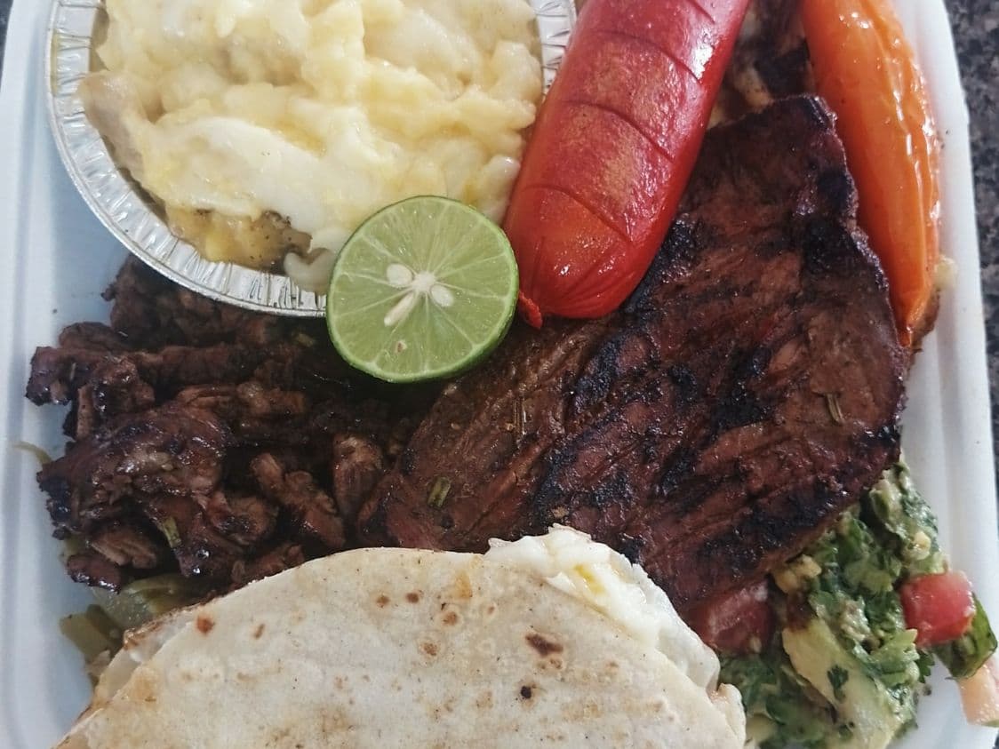 Parrillada Arrachera/Costilla BBQ/Alambre y Bebida