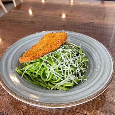 Tallarin al Pesto con Milanesa Apanada