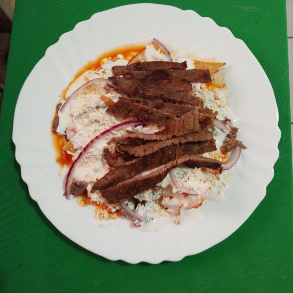 Chilaquiles Rojos con Bistec de Res