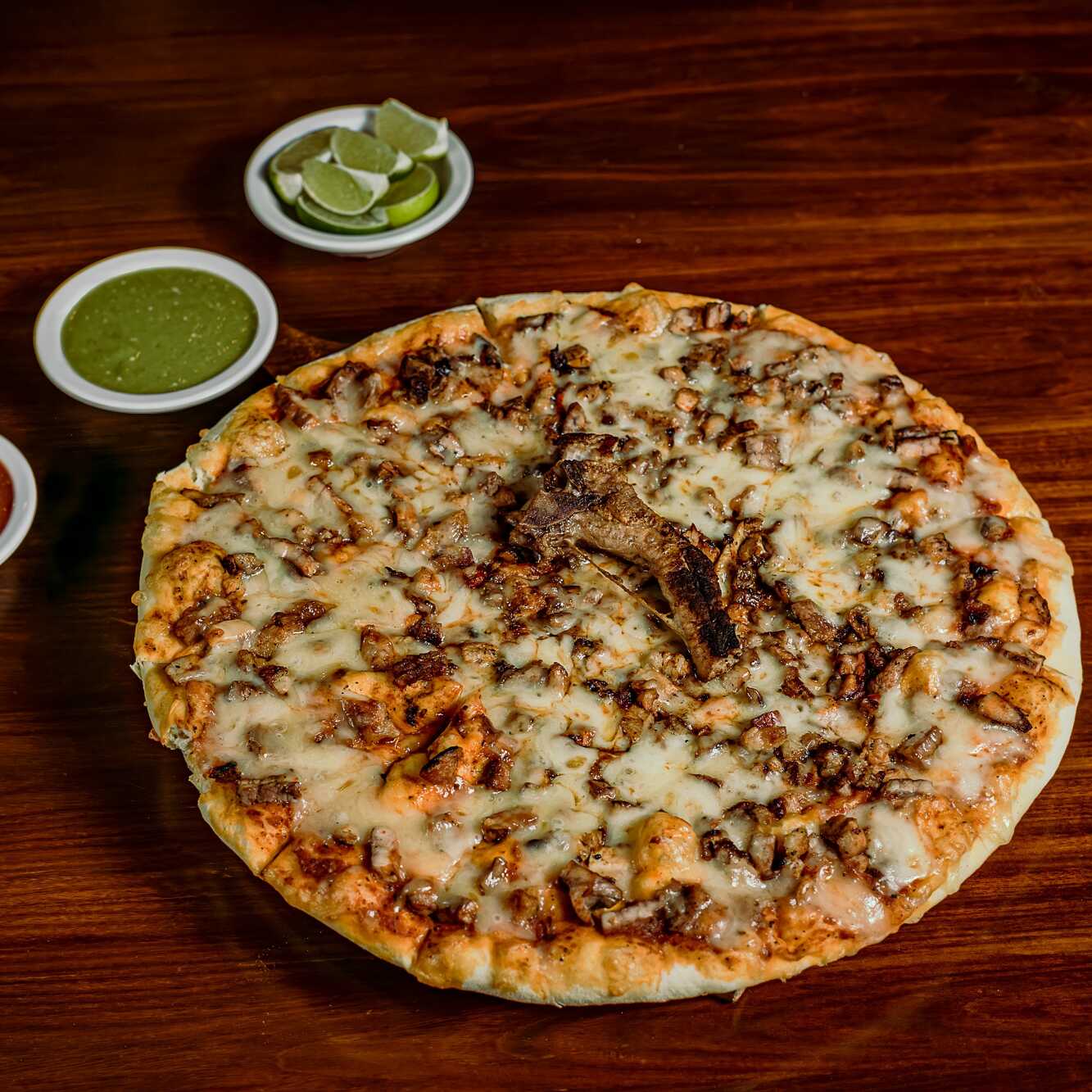 Pizza Chuleta + Agua Fresca 1L