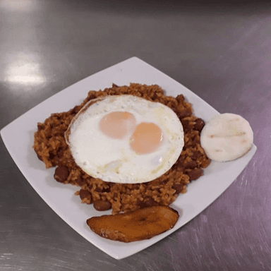 Calentado de Frijoles Con huevo