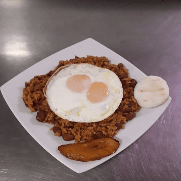 Calentado de Frijoles Con huevo
