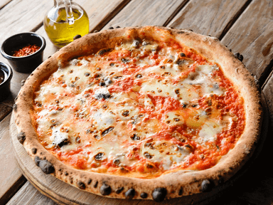 Pizza Mediana 4 Quesos + (Focaccia de Cortesía)