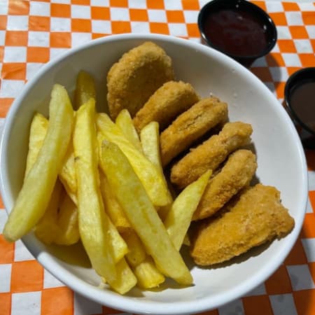 Nuggets de 6 incluye  Papas a la Francesa