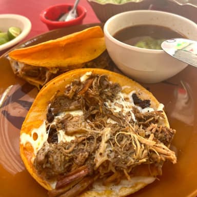 TACO DORADO CON QUESO