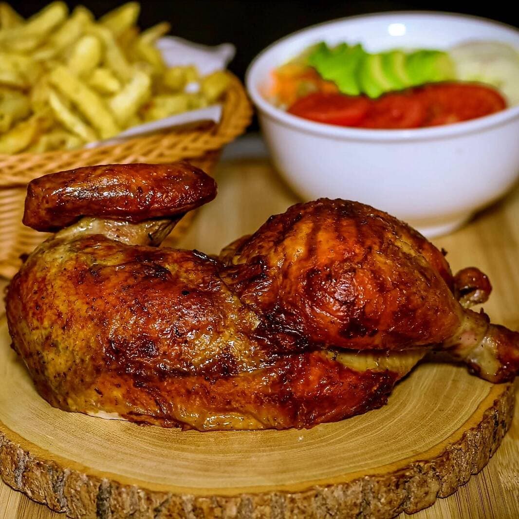 1/2 Pollo, 2 Acompañamientos y Salsas