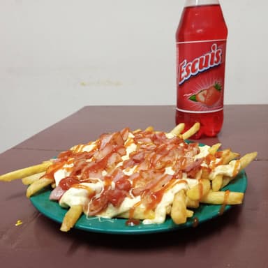 Papas con Queso de Hebra, Tocino y Piña