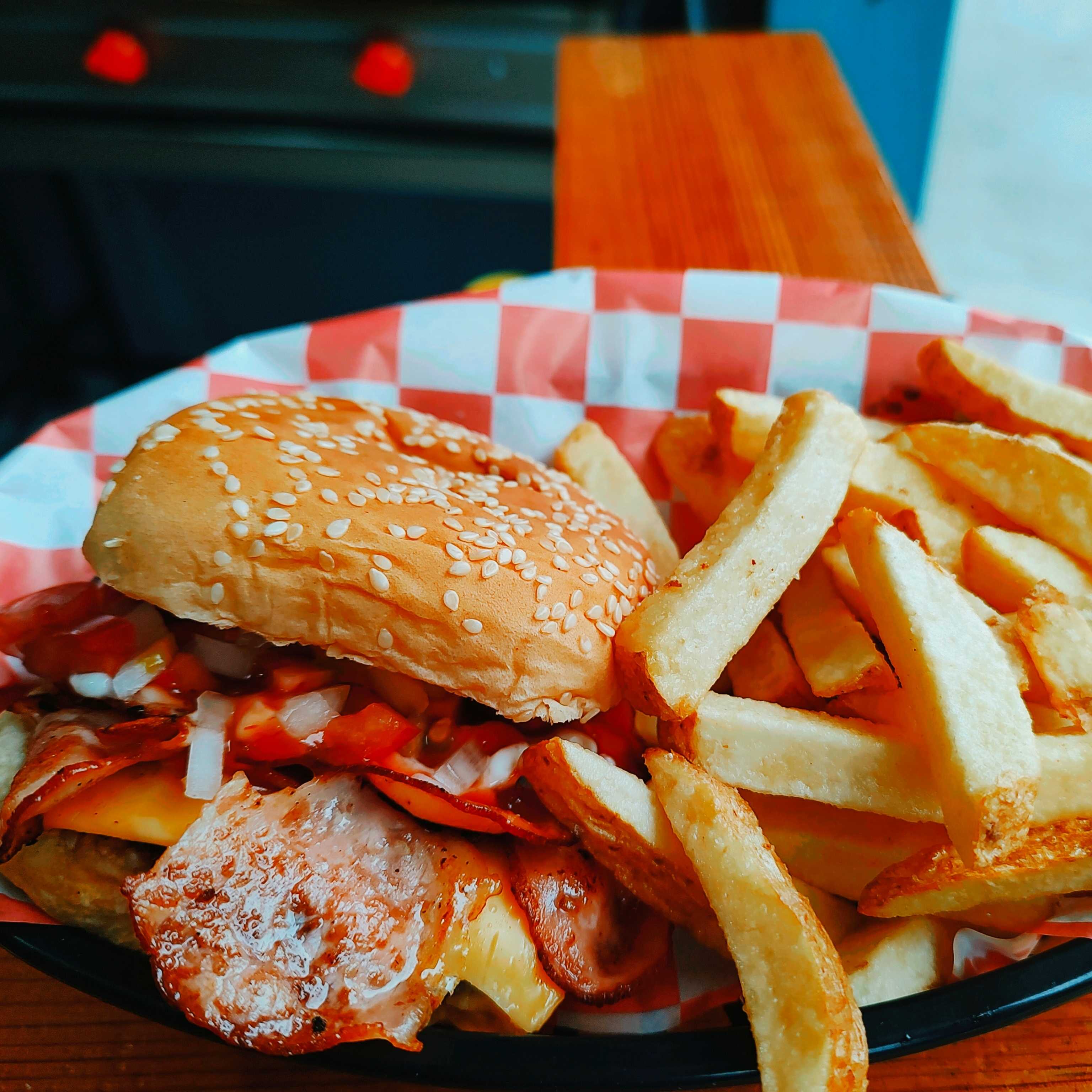 Combo Hamburguesa de Tocino con Papas.
