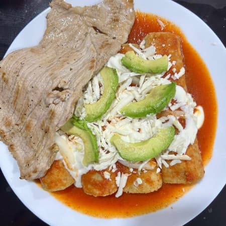 Enchiladas Rojas con Bistec