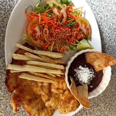 Milanesa con Papas a la Francesa y Ensalada