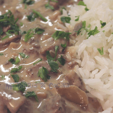 Arroz con Carne de Res en Salsa medio
