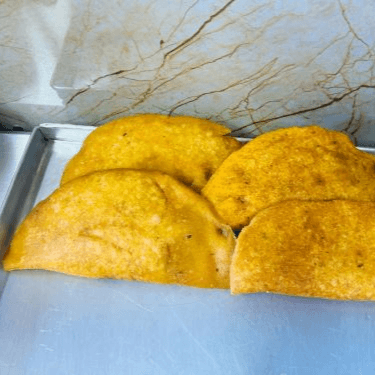 4 Empanadas (1 Carne + 1 Chicharrón + 2 Frijol)