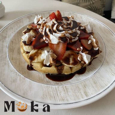 Waffle con Fresa y Plátano porcion mediana