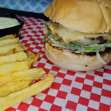 Burger Sencilla + Papa Fritas ..