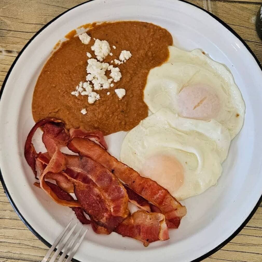 Huevos fritos y tocino