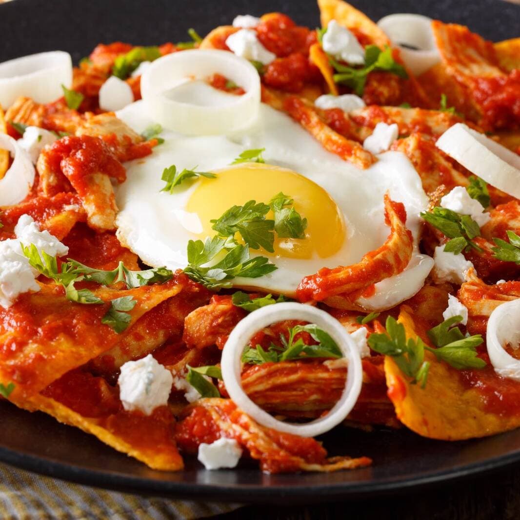 Chilaquiles con Chipotle Cremoso y Huevo.