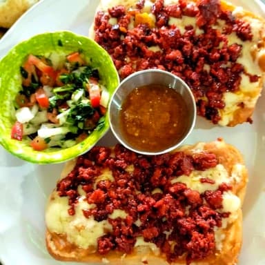 Molletes de chorizo