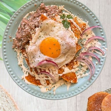 Chilaquiles con Café y Fruta
