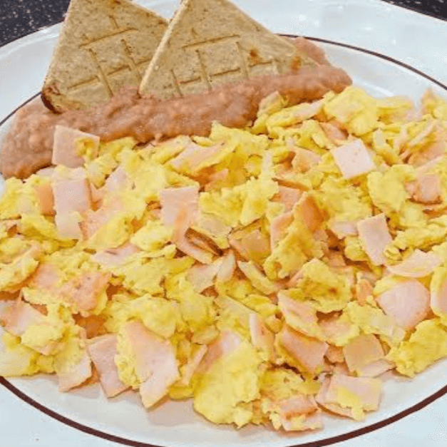 Huevo con Jamón Acompañado de Fruta