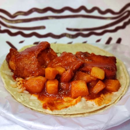Taco de Carne de Cerdo en Salsa Roja